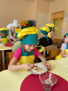 Юные повара: дети научились печь ароматные булочки
